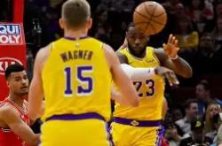 关于英超次回合对决在即！洛杉矶湖人演练定位球，上海申花密集防守应对的信息